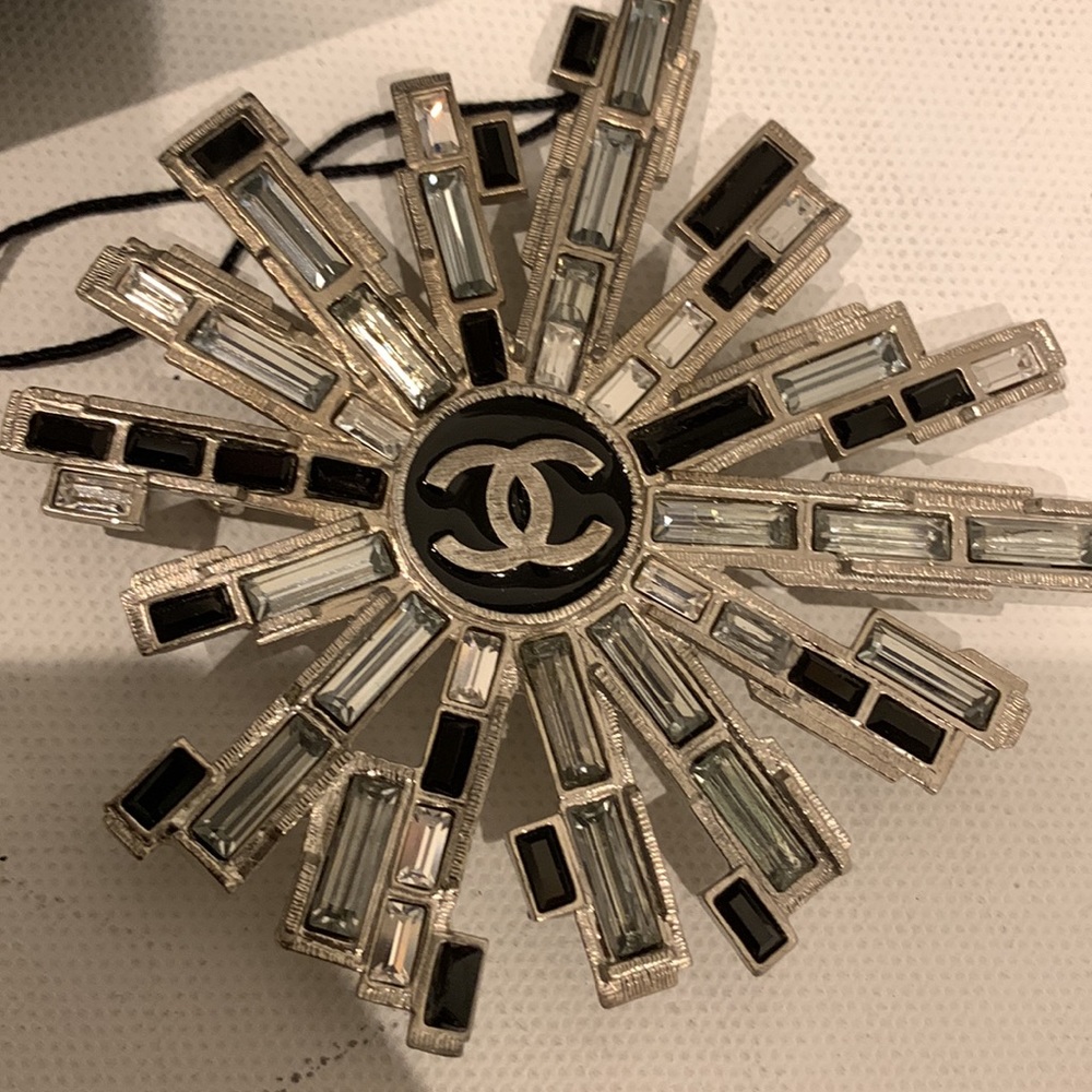 CHANEL🤍 Very Rare HUGE 05A Shooting Star Emerald Gem Stone Onyx Brooch Pin Belt